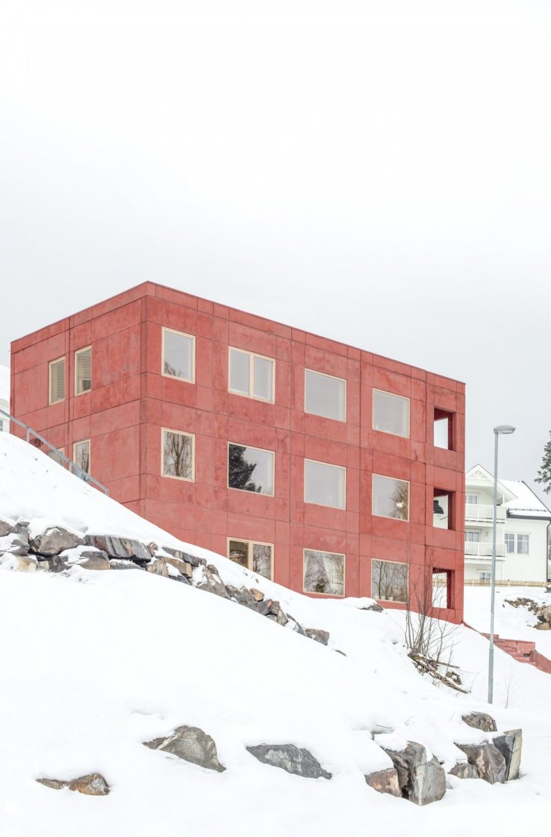 Červený dům z betonu v Lillehammeru, Sanden + Hodnekvam Architects/ John Sanden, Ingvild Hodnekvam, Anders Bjørneseth.