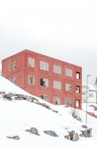 Červený dům z betonu v Lillehammeru, Sanden + Hodnekvam Architects/ John Sanden, Ingvild Hodnekvam, Anders Bjørneseth.