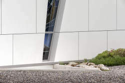 Architekt Matteo Mornata realizoval v italské vesnici Andrate netradiční kostel, jehož fasádu tvoří bílé desky.