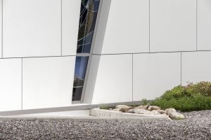 Architekt Matteo Mornata realizoval v italské vesnici Andrate netradiční kostel, jehož fasádu tvoří bílé desky.