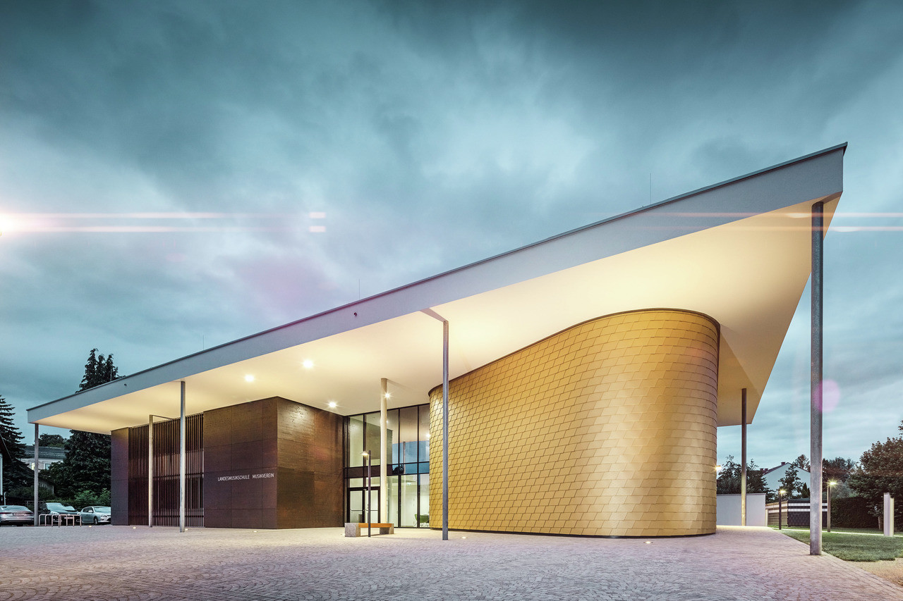 Pavilon hudební školy v rakouském Buchkirchenu s hliníkovou fasádou