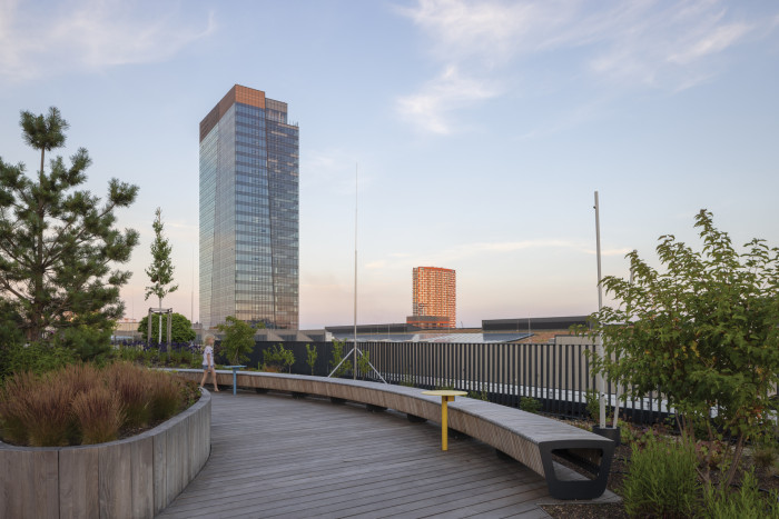 Střecha objektu nese několik oddechových zón, v některých jsou umístěny systémy sedacích prvků Landscape