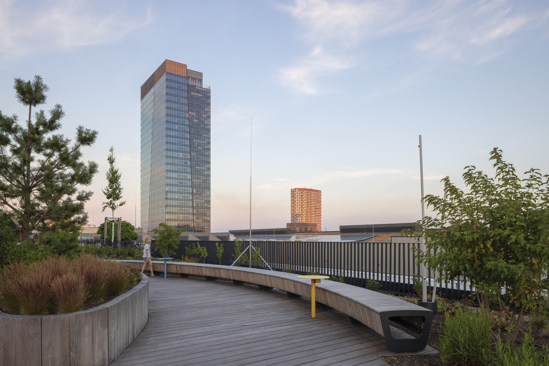 Střecha objektu nese několik oddechových zón, v některých jsou umístěny systémy sedacích prvků Landscape
