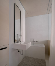 PROGRES ARCHITEKTI - Byt + byt: Koupelna s velkým oknem