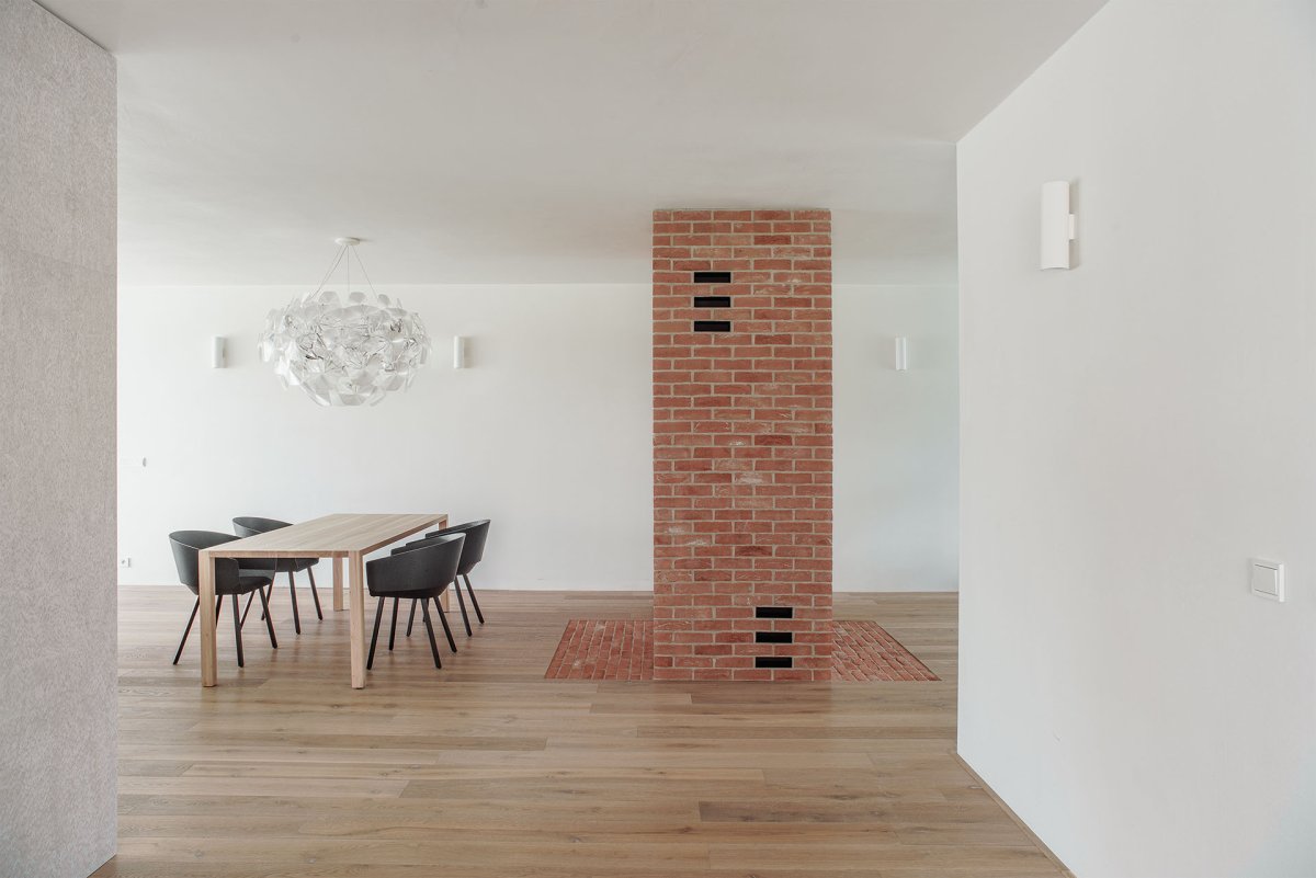 ...jsou obklopeny ložnicemi a šatnami. (Nástavba se zahradou v Praze-Dejvicích, Nácházel architekti)