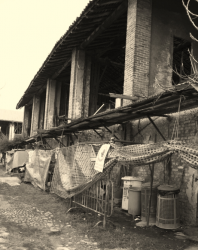 Šest řadovek ve starobyle stodole v Sesto San Giovanni, původní stav