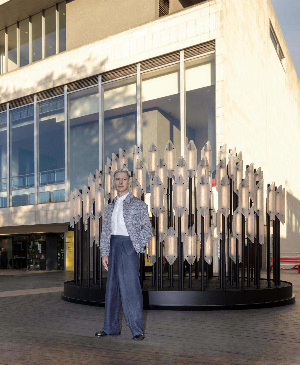 Designér Lee Broom a objekt Beacon, který vznikl pro českou společnost Brokis.