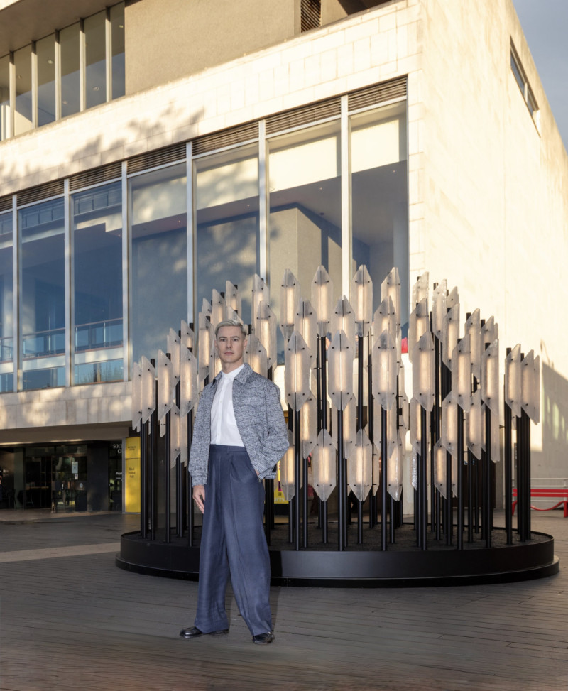 Designér Lee Broom a objekt Beacon, který vznikl pro českou společnost Brokis.