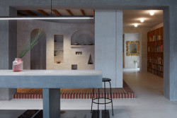 Ovenecká 33, studio OBJEKTOR: Materialita podlah a stropních kreseb napovídá o členění dispozic na tři části – na společenský prostor, rezidenční prostor s ateliérem a na ložnici majitelky bytu