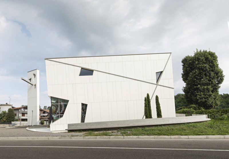 Architekt Matteo Mornata realizoval v italské vesnici Andrate netradiční kostel, jehož fasádu tvoří bílé desky.