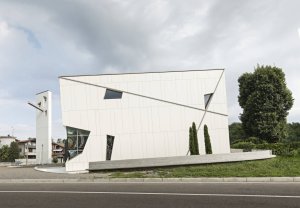 Architekt Matteo Mornata realizoval v italské vesnici Andrate netradiční kostel, jehož fasádu tvoří bílé desky.