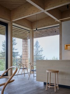 Můžete tu také posedět. (Brána Pusteven; henkai architekti)