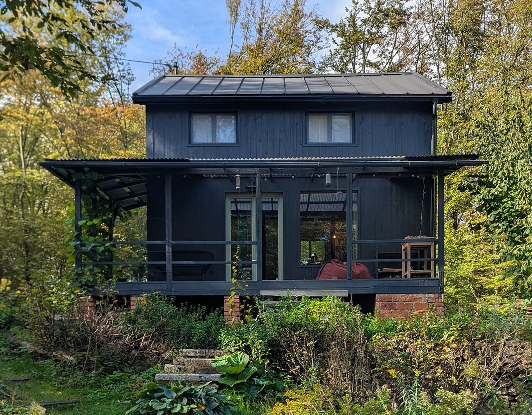 Skoro stoletá chata, modernizovaná pouze nenápdně. (Rekonstrukce chalupy se zachováním Genia Loci; The Builders)
