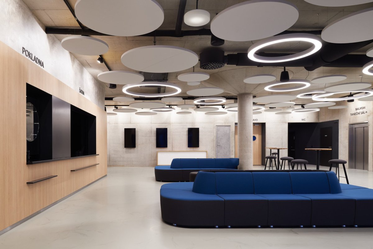 Architekti se při vnitřním vybavení rozhodli spolupracovat s českou firmou LD Seating (Rekonstrukce Kulturního domu v Letohradě; architekti.in)