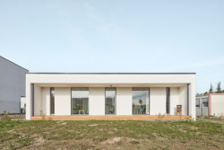 Vznikl bungalov 4+kk (Chytrý dům v Dobříši, 0,5 Studio)