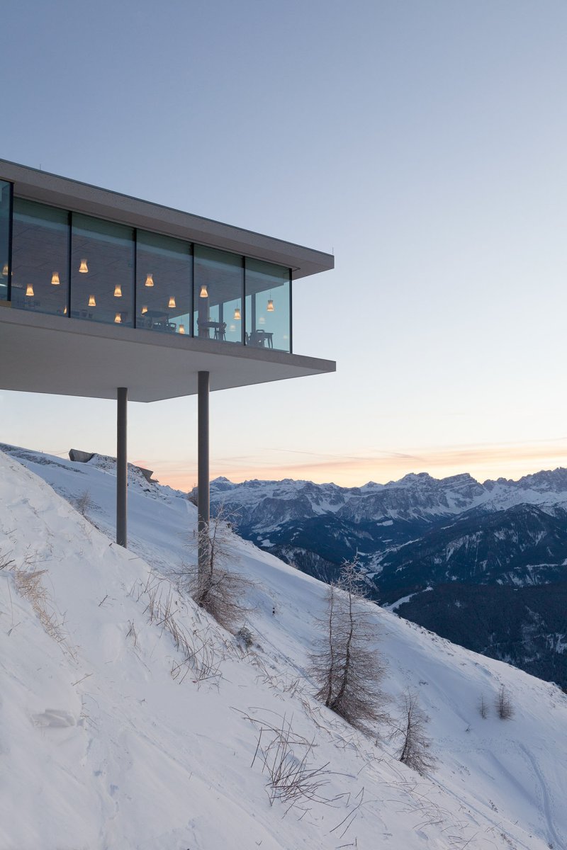 Součástí muzea je restaurace, jejíž interiér navrhl italský designér Martino Gamper.
