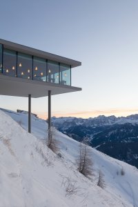 Součástí muzea je restaurace, jejíž interiér navrhl italský designér Martino Gamper.