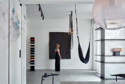 Všechno je propojené, dveře chybí. (Byt v Praze, ateliér Malfino)