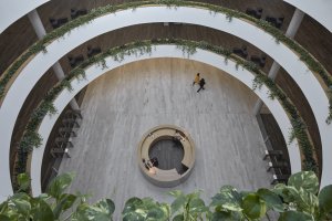 Městskou mozaiku kvalitní královéhradecké architektury doplnila administrativní budova centrály ČSOB od studia Projektil.