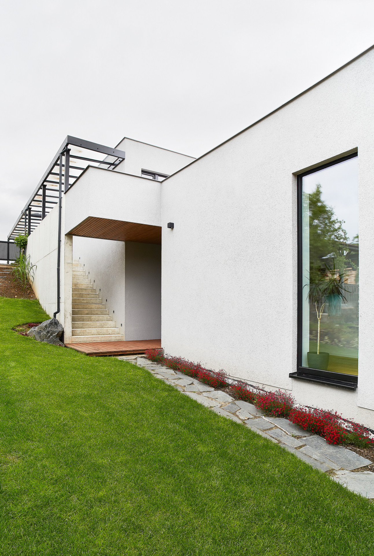 Rodinný dům v Berouně, Markéta Bromová architekti: Garáž s domem propojilo přístupové schodiště kryté lehkou pergolou