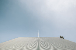 Chata Skelná Huť, re:architekti: Chata citlivě zapadá do krajiny. V tom ji napomáhá archetypální silueta domu.