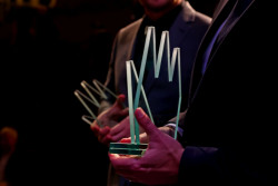 Ceny PATRIMONIUM PRO FUTURO - skleněná soška symbolizuje pomocnou ruku památkové péče.