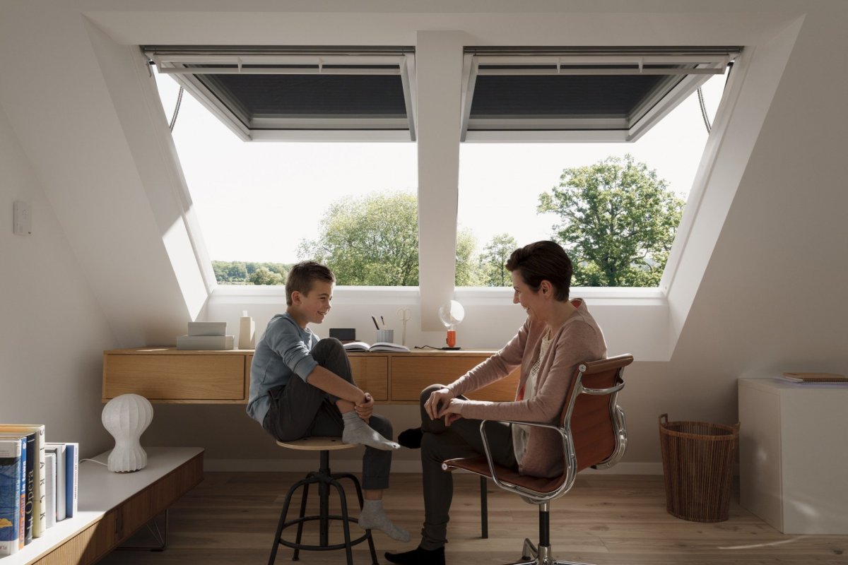 Elektricky ovládané výklopně-kyvné střešní okno VELUX INTEGRA ® GPU.
