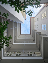 Pavlačový trakt je obrácený do klidného vnitřního dvora. (Rekonstrukce měšťanský dům na Valdštejnském náměstí, Formafatal)