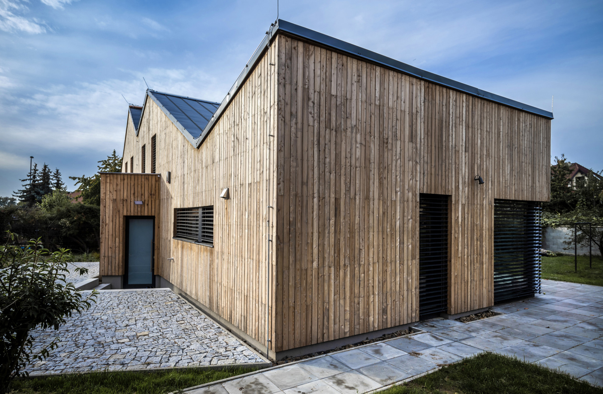 Rodinný dům v Písnici, daviddavidová architekti: Nejde přitom o soubor samostatných objektů, ale jeden rodinný dům