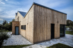 Rodinný dům v Písnici, daviddavidová architekti: Nejde přitom o soubor samostatných objektů, ale jeden rodinný dům