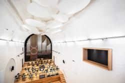 Koncertní síň Otakara Jeremiáše v kostele sv. Anny po rekonstrukci od studia A8000