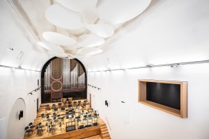 Koncertní síň Otakara Jeremiáše v kostele sv. Anny po rekonstrukci od studia A8000