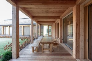 Na interiéry navazuje krytá terasa. (Usedlost na Slapech, edit! architects)