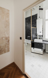 Rekonstrukce bytu v secesní vile, svobodová blaha - Prvky z kamenu a mosazi v kuchyni a koupelnách citlivě doplňují materiálovou paletu interiéru.