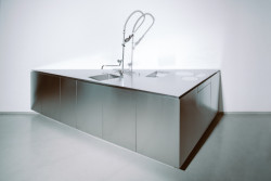 Atypický kuchyňský kout trojúhelníkového tvaru z chromované oceli