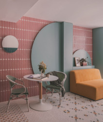 Interiér doplňují pečlivě vybrané kousky nábytku. (TUR House, OOIIO) 