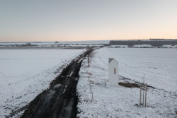Její duchovní charakter se odhalí až po přistoupení blíž. (Kaple u Čečelic, ateliér Chrama)