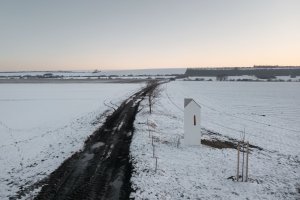 Její duchovní charakter se odhalí až po přistoupení blíž. (Kaple u Čečelic, ateliér Chrama)