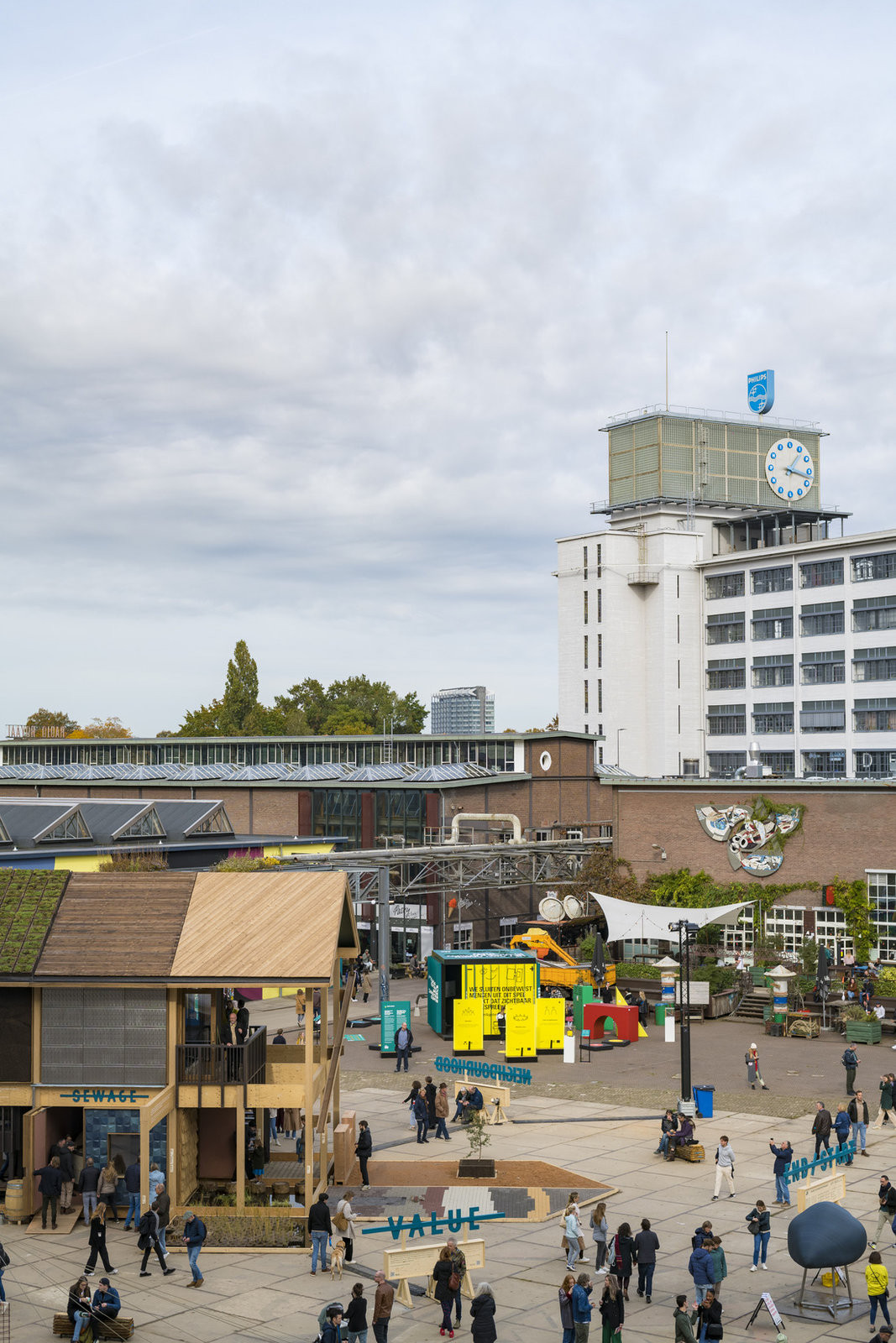 V pozadí Kolkgebouw, centrum kreativců a kultury.