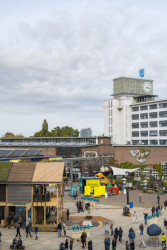 V pozadí Kolkgebouw, centrum kreativců a kultury.