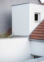 Střešní objem architekti navrhli členitý. (Rodinný dům v Kohoutovicích, Ateliér Kopecký)