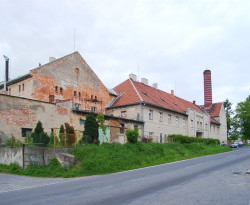 Záchrana pivovaru v Kostelci nad Černými lesy - pohled na pivovar od SZ - původní stav z roku 2001
