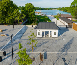 Je na něm zachována původní pokladna. Vstupenky se v ní ale už neprodávají. (Koncepce úprav okolí Kamencového jezera, studio Refuel)