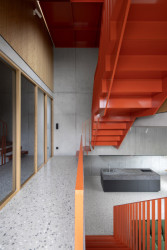 Rodinný dům Na rade, Noiz architekti:  Rodinný dům Na rade, Noiz architekti: Schodiště jako dominanta a socha v prostoru
