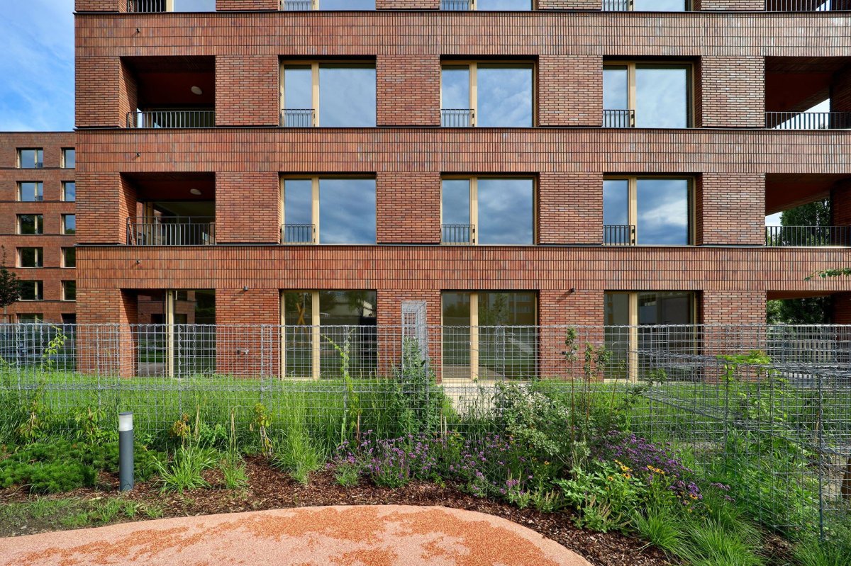 Na Julisce stojí tři nové bytové domy. Navrhlo je studio bod architekti.