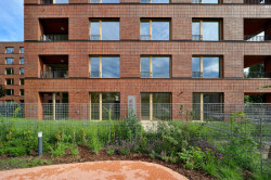 Na Julisce stojí tři nové bytové domy. Navrhlo je studio bod architekti.