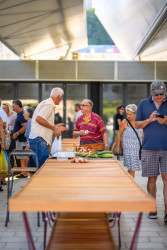 Prodávají se tady lokální produkty... (Gruž Market v Dubrovníku, studio ARP / Peračić-Veljačić)