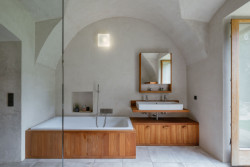 V interiéru byly uplatněny především přírodní barvy, významnou roli v nich hraje dřevo