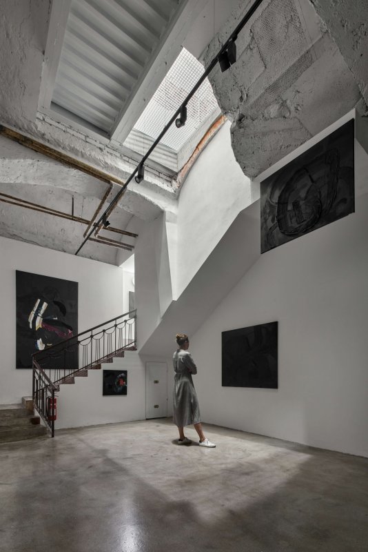 Interiér Galerie Karpuchina v Praze od studia Plus One Architects