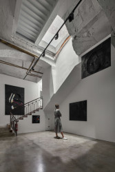 Interiér Galerie Karpuchina v Praze od studia Plus One Architects